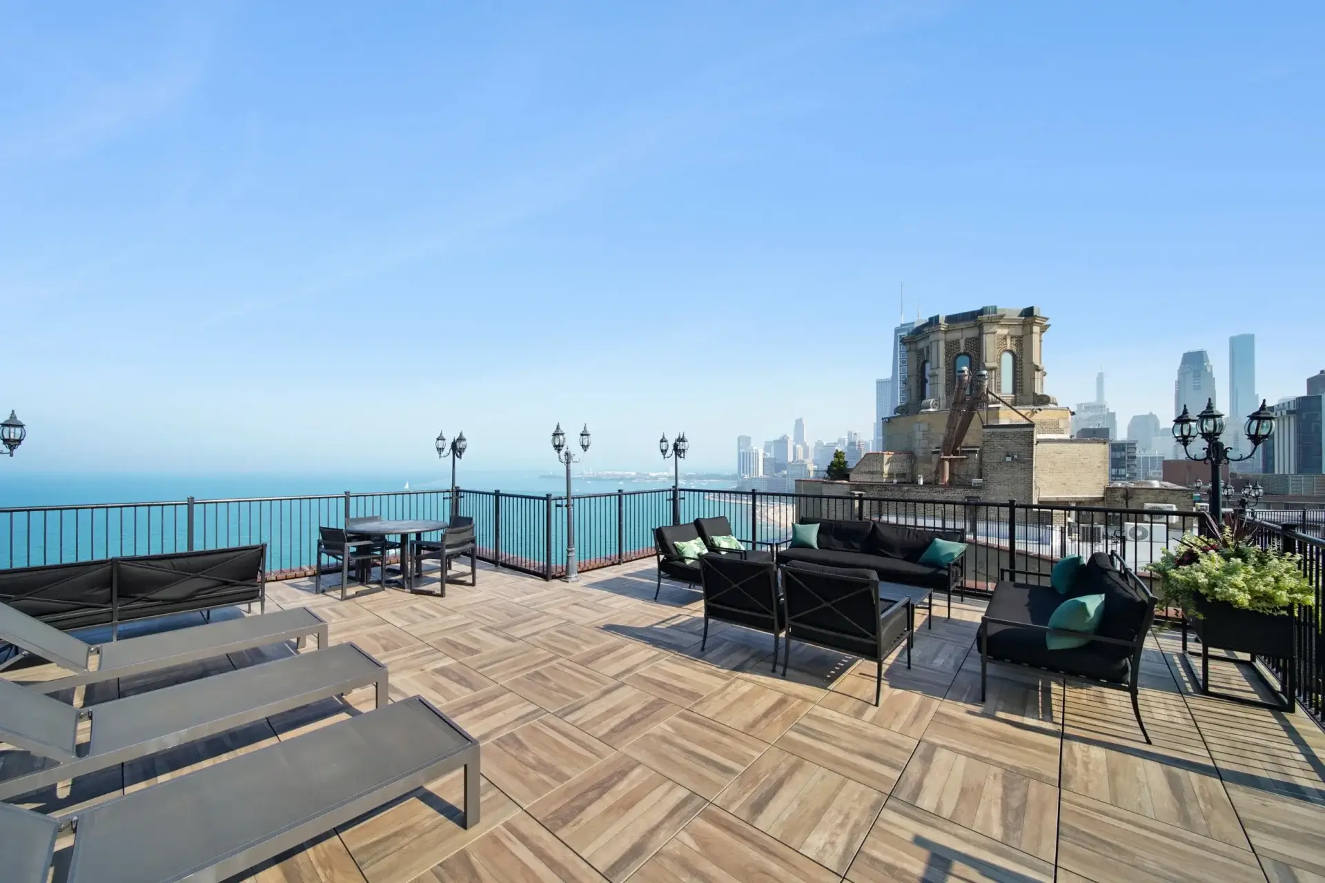 rooftop lounge w view